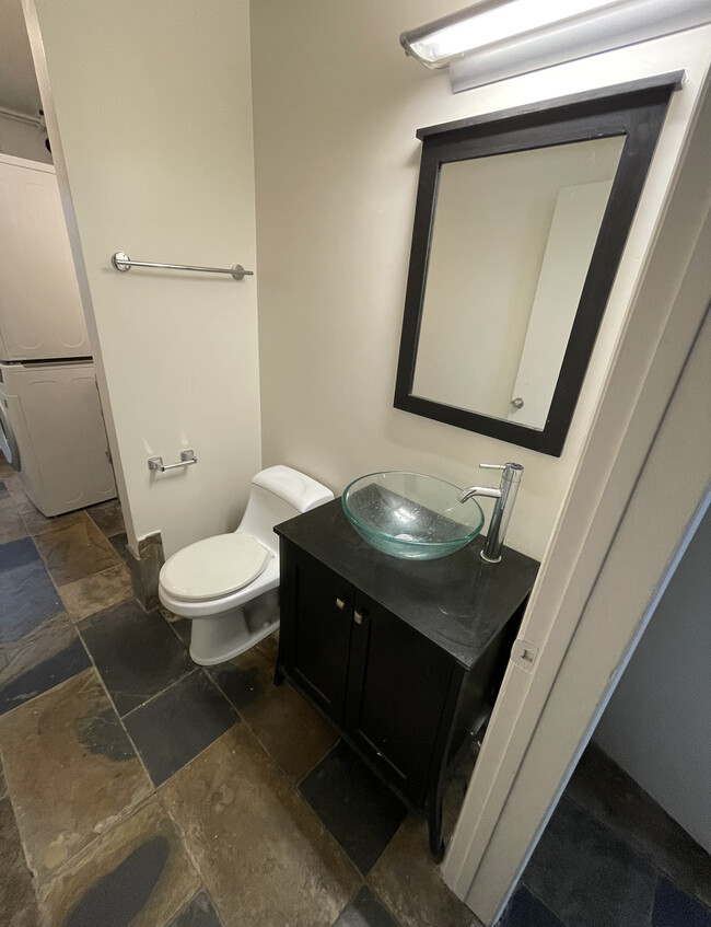 Guest bath - 1320 Mohawk St