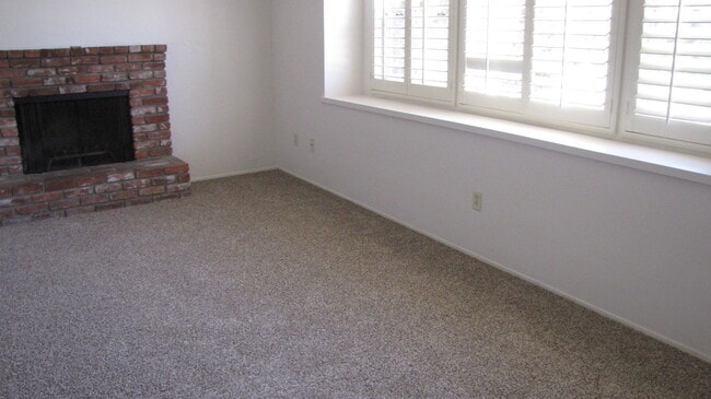 Building Photo - Cute Home in Bakersfield
