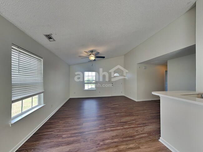 Foto del edificio - 15115 De Havilland Dr