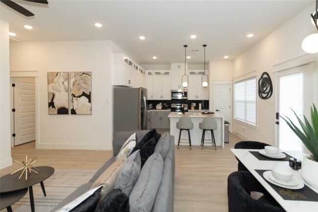 Foto del edificio - 4902 Higgins St