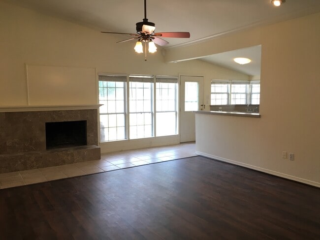 Photo - 1413 Glouchester Dr House