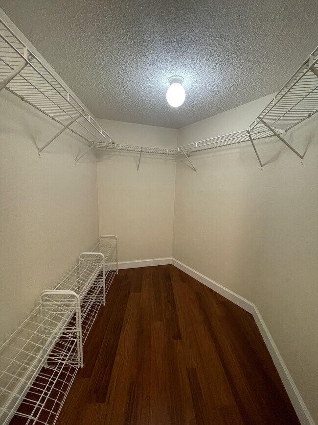 Foto del edificio - 4255 N University Dr