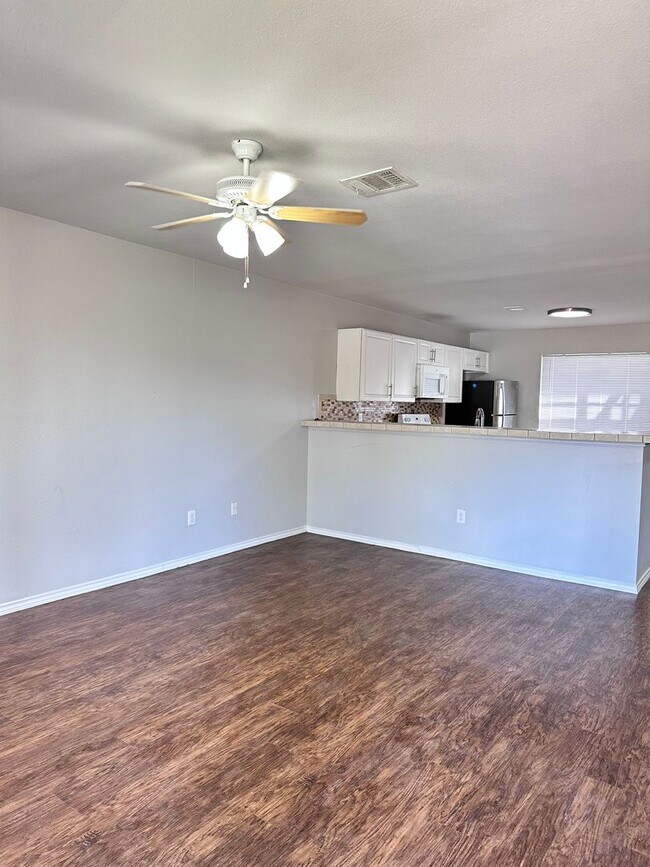 Building Photo - Eastside Townwhome - River Crossing - Down...