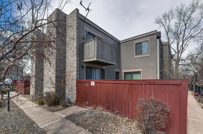 Building Photo - 1152 S Yosemite Way