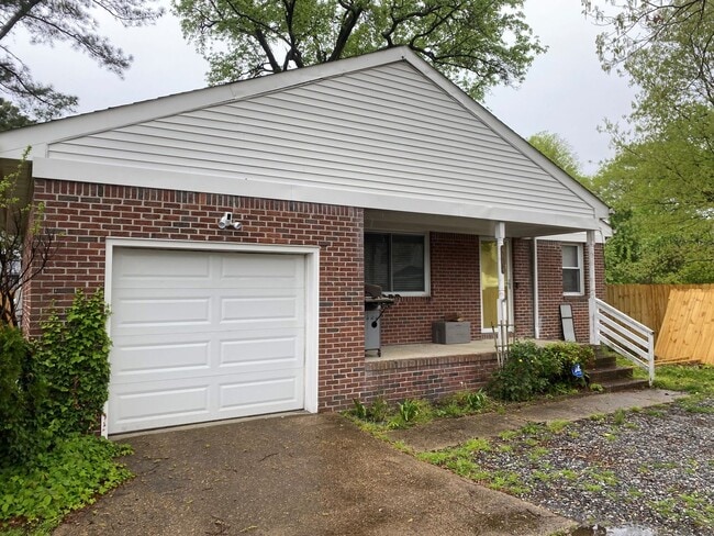 Building Photo - ***Tucked away 3 bed 2 bath Brick ranch ne...