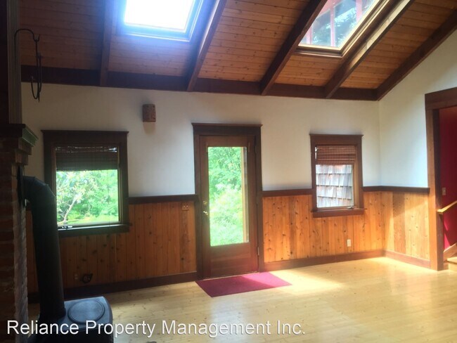 Building Photo - 3 br, 1.5 bath House - 25266 NW Dixie Moun...