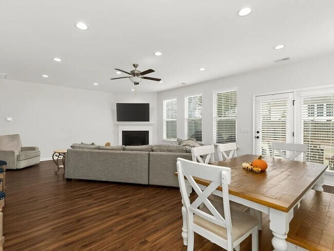 Building Photo - Elegant Two-Story Home with Loft Space