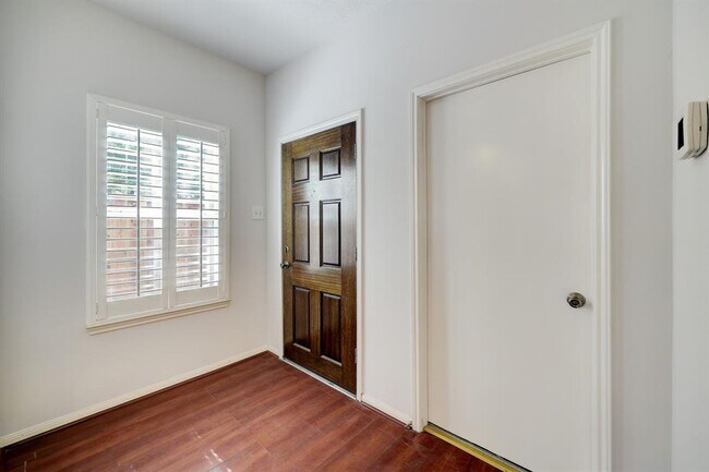 Foto del edificio - 1161 Eden Park Ln