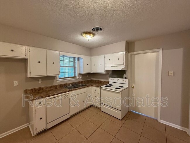 Building Photo - 4096 Silverleaf Rd