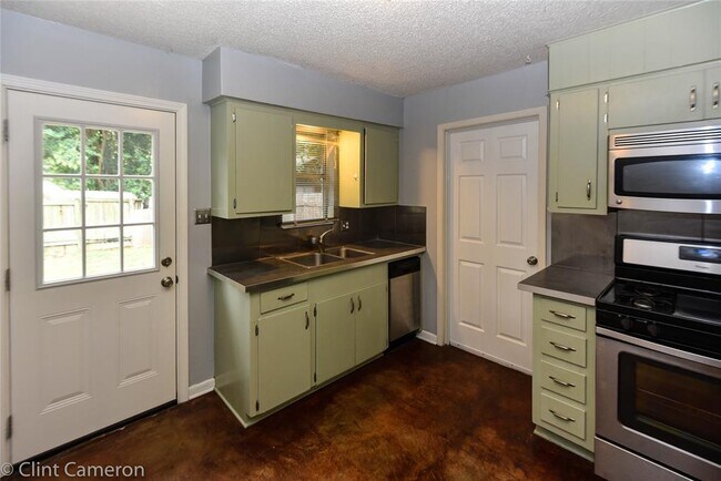 Foto del edificio - 2211 Lanier Dr