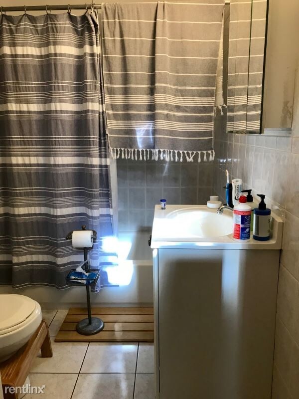 Building Photo - 1 br, 1 bath Apartment - 2065 N Hoyne Ave