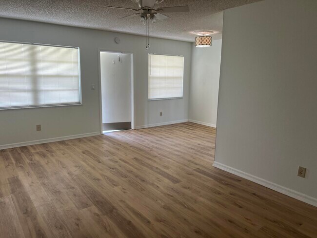 Foto del edificio - 98 Spring Lake Dr