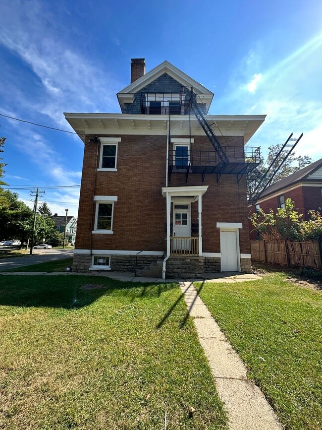 Photo - NORWOOD - Immaculate 1 bed efficiency unit on top floor of 4 family Apartment