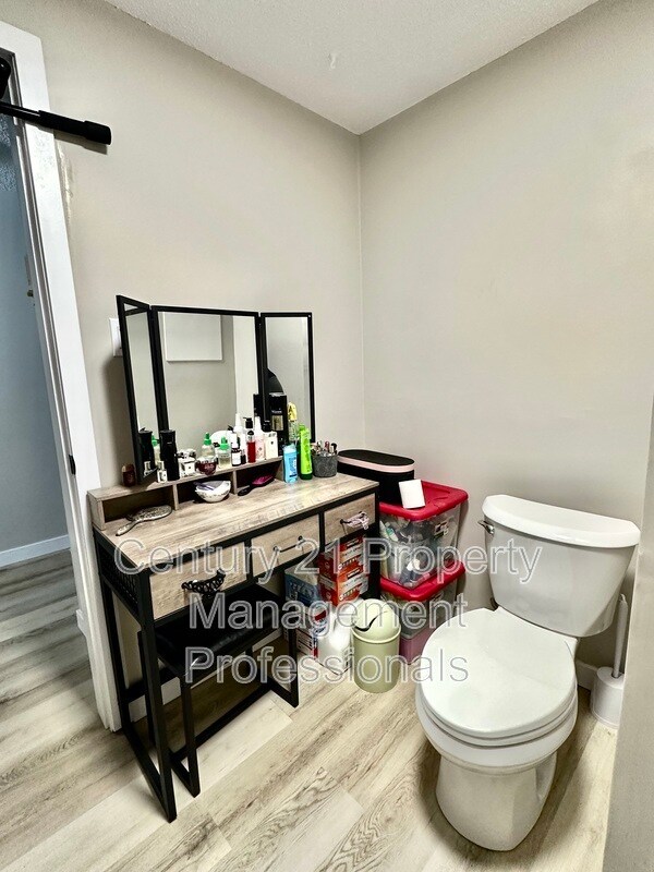 Photo du bâtiment - 8705-8152 152 St NW