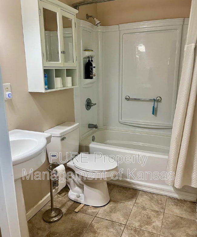 Building Photo - 2524 SW Moundview Dr