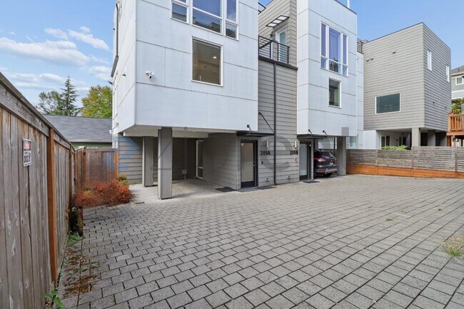 Building Photo - Unit A