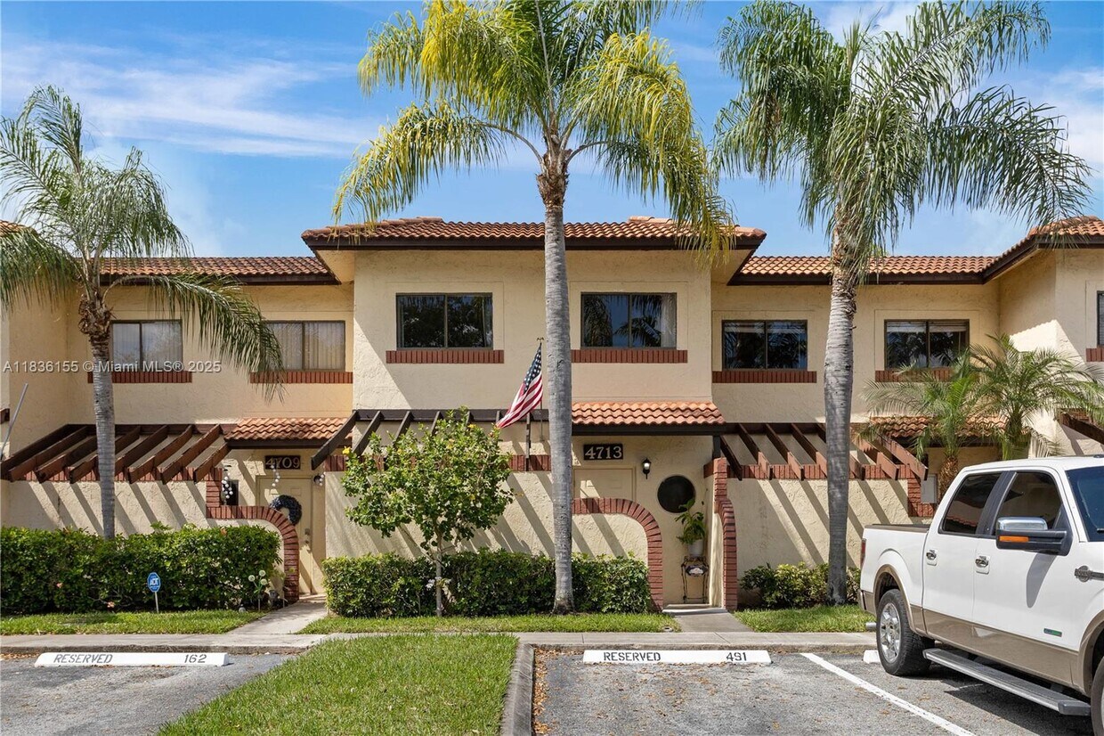 Primary Photo - 4713 N Pine Island Rd