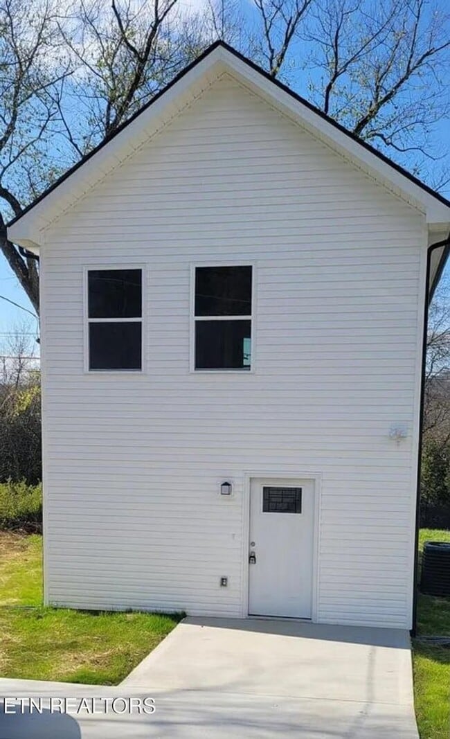 Building Photo - Knoxville 37921 - 2 bedroom 1.5 bath - cal...