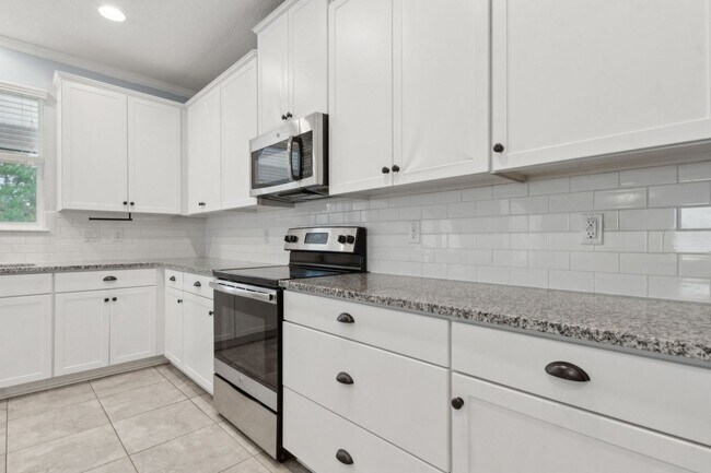 Foto del edificio - Spacious 4-Bedroom Home in Amelia Walk wit...