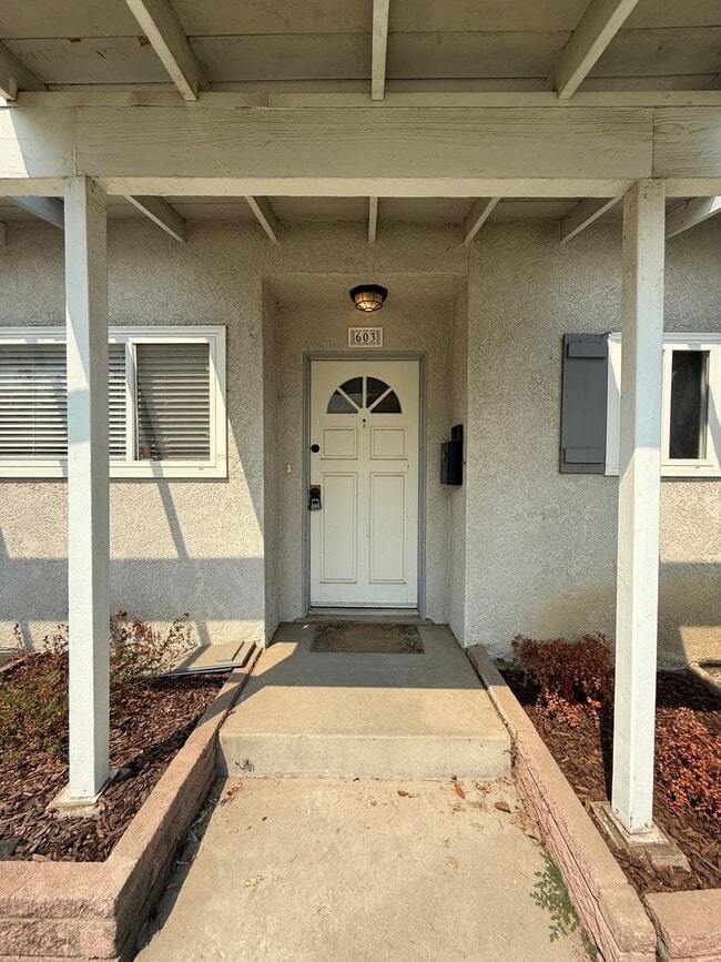 Building Photo - Centrally Located Single Story Updated Home