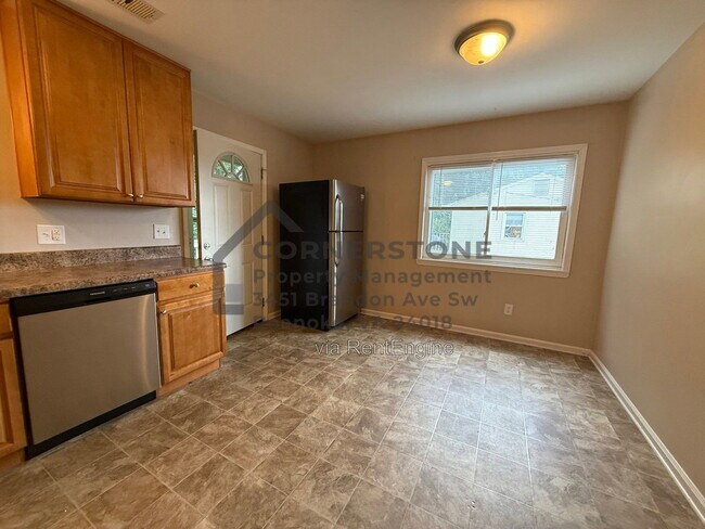 Foto del edificio - 711 Riverland Rd SE