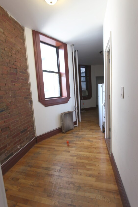 Building Photo - 336 E 5th St