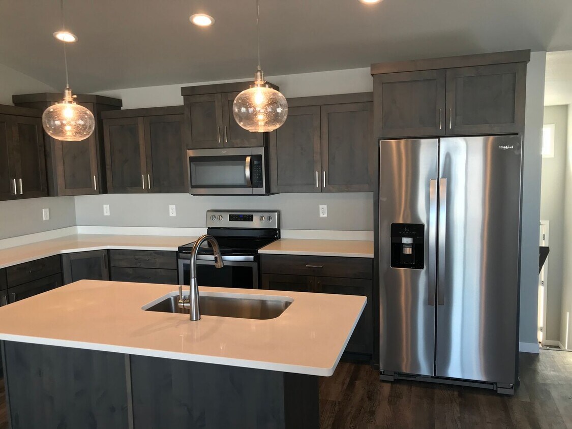 Primary Photo - 4 bed 3 bath