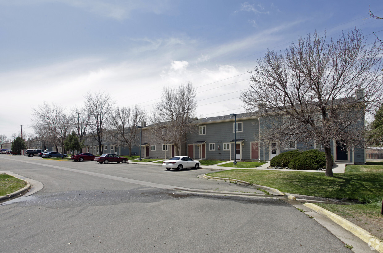 Building Photo - Meadows Townhomes Apartments