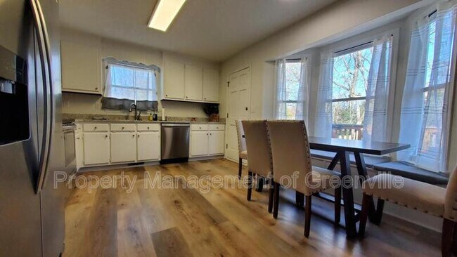 Building Photo - 323 Pinonwood Dr