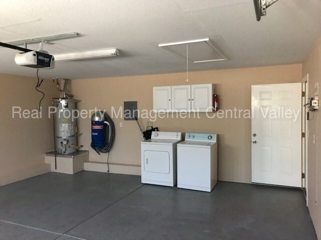 Building Photo - Modesto 2 Bedroom 2 Bath Duplex