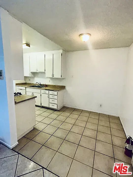 kitchen - 8800 Cedros Ave