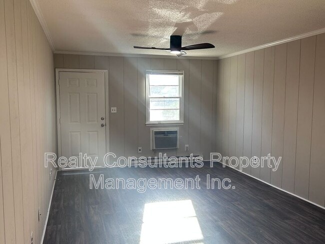 Building Photo - 115 Cox Ave