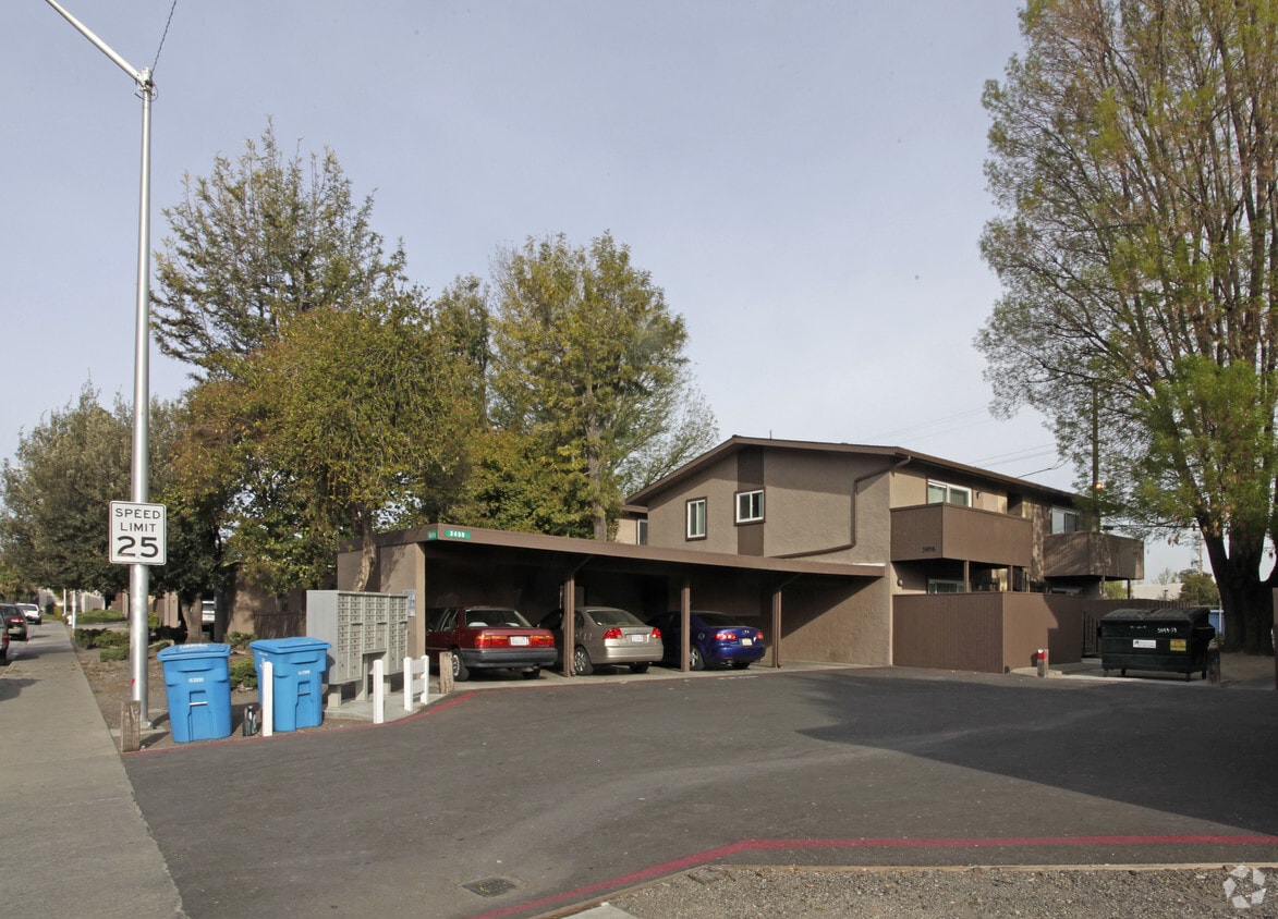 Building Photo - Shayla Apartments