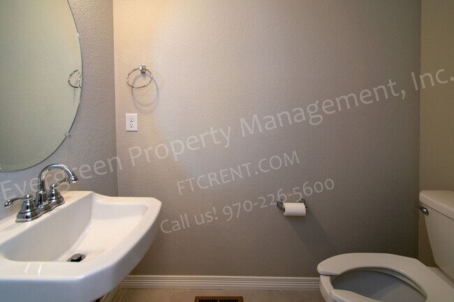 Building Photo - Gorgeous-Like new Town Home