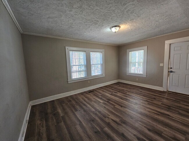 Building Photo - 2 bedroom 1 Bath Home Located in the Heart...