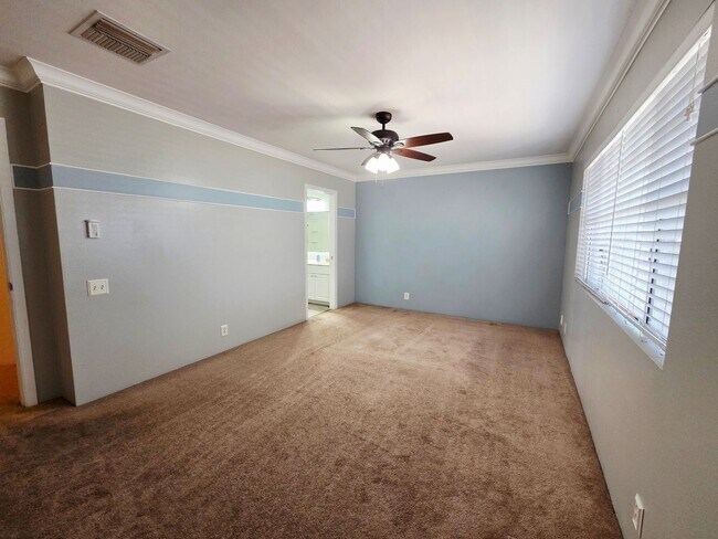 Building Photo - Las Brisas: A 3 bedroom 2.5 bath 2 car garage single family home