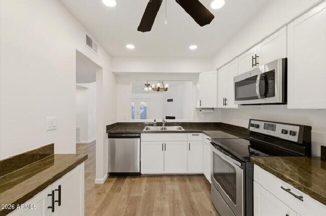 Cocina - 5142 E Edgemont Ave
