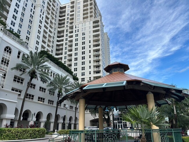 Building Photo - 511 SE 5th Ave