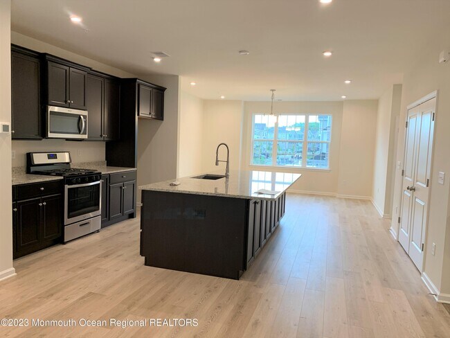 Building Photo - 302 Arose Ln