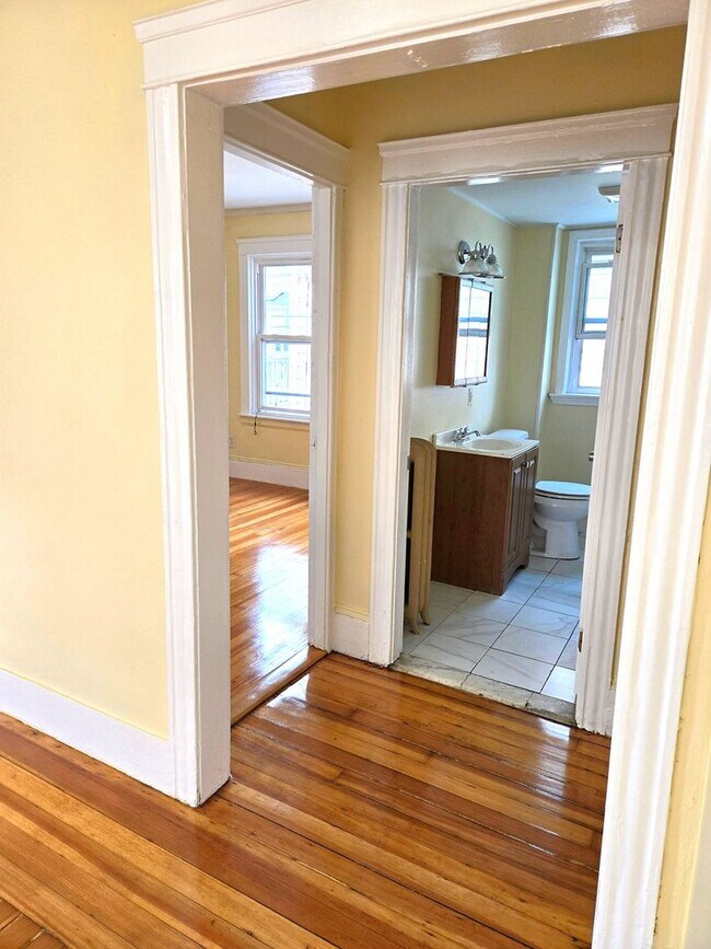 Foto del edificio - 118 Chad Brown St