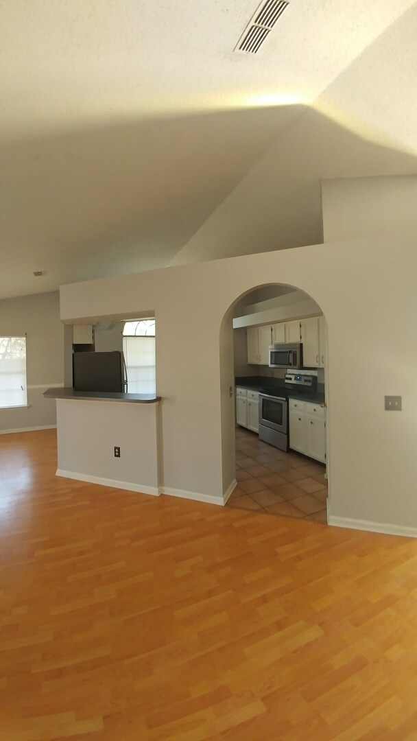 Foto del edificio - Welcome to this charming 3 bedroom, 2 bath...