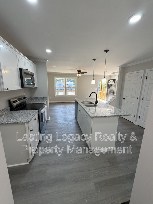 Building Photo - 2036 Harrison Ave
