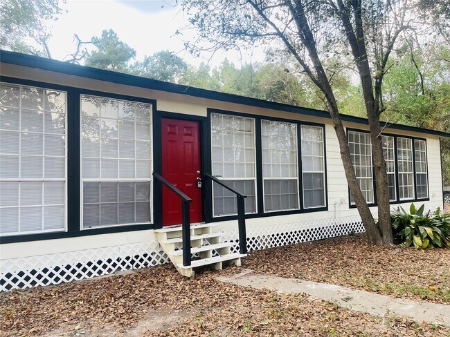 Building Photo - 16643 Lake Cir