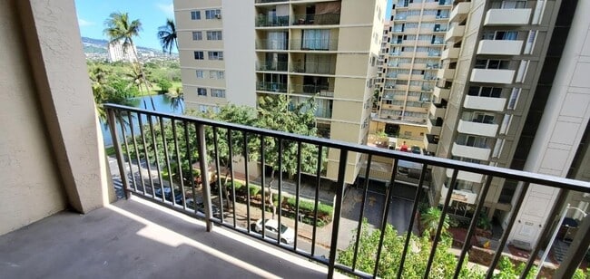 Building Photo - Located in the center of Waikiki- Fairway Villa