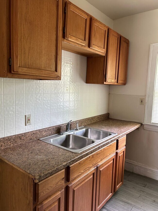Foto del edificio - Spacious 3-Bedroom, 2-Bath First Floor  Ap...