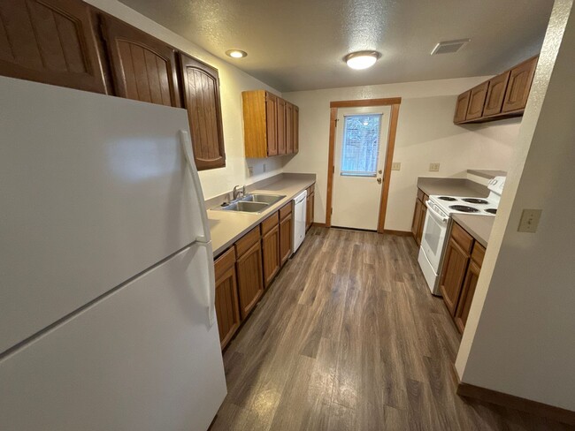 Building Photo - NE 3 Bdrm, 2 Bath House, All Appliances, W...