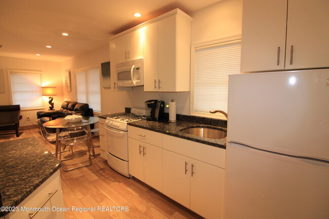 Foto del edificio - 243 Ocean Ave N