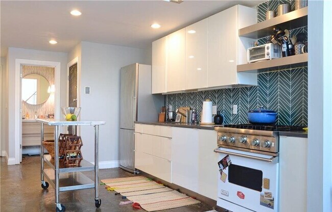 Foto del edificio - Bright & Spacious Unit with Natural Light
