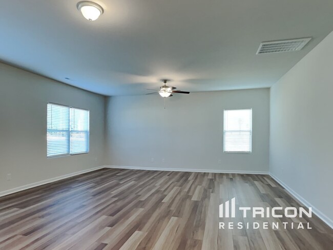 Foto del edificio - 3733 Streamside Dr