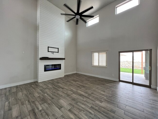 Building Photo - Gorgious Horizon Home